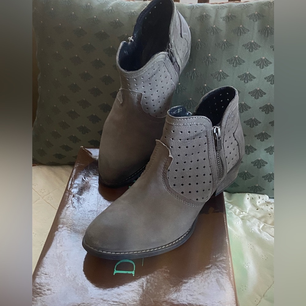 Diba True Showtunes in hard to find Grey. Leather dual zip perforated bootie.